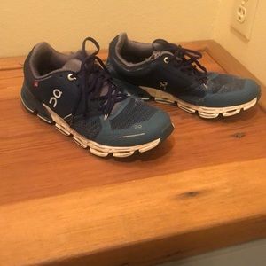 On cloud running shoes size 7.5